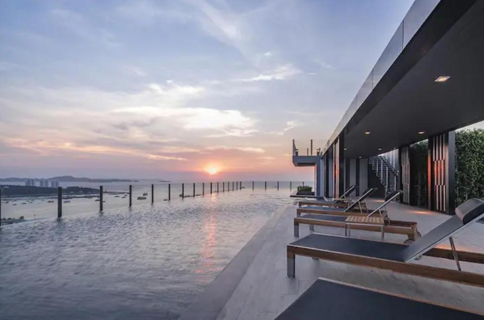 Base Central Pattaya Long Balcony King-Bed With Infinity Pool & Free Netflix! Екстер'єр фото
